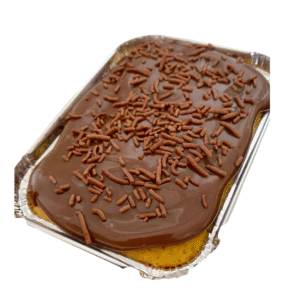 Bolo cenoura caseiro com calda de chocolate