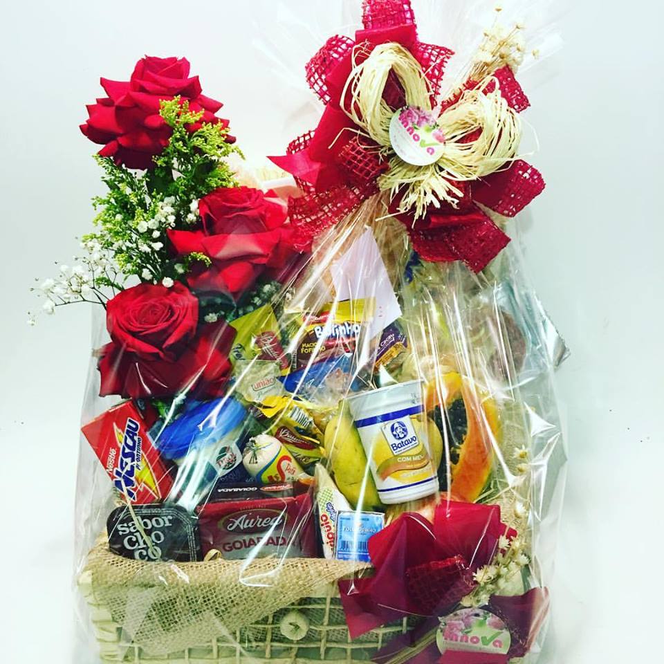 Cesta de Café da Manhã - Baú com Rosas e Bombons